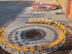 Grüne Klassenzimmer in Rot und Gelb