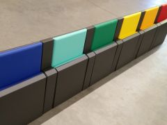 Farbige Warteplätze für Patienten in Fluren einer Klinik