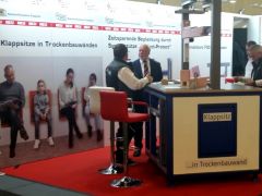 Mit dem &quot;Klappsitz-in-Trockenbauwand-System&quot; auf der Messe